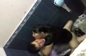 Киргизская пара снимает любительский секс в туалете
